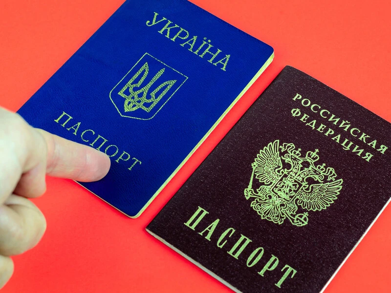 Ексдипломата підозрюють у допомзі росіянці оформити паспорт України. Для чого це їй?