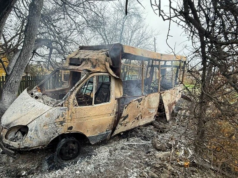 Поблизу Дружківки російський дрон атакував маршрутку із пасажирами. Вона згоріла, є поранені. Фото