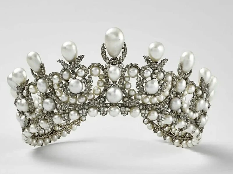 Крадені коштовності Лувру намагалися продати в даркнеті. Чому не вдалося їх повернути?