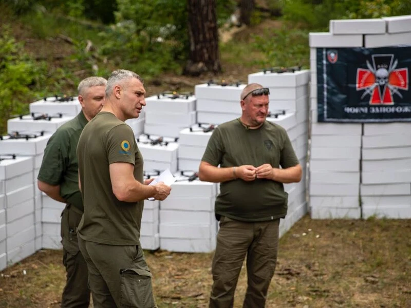Кличко передав двом військовим підрозділам 1000 безпілотників від громади Києва