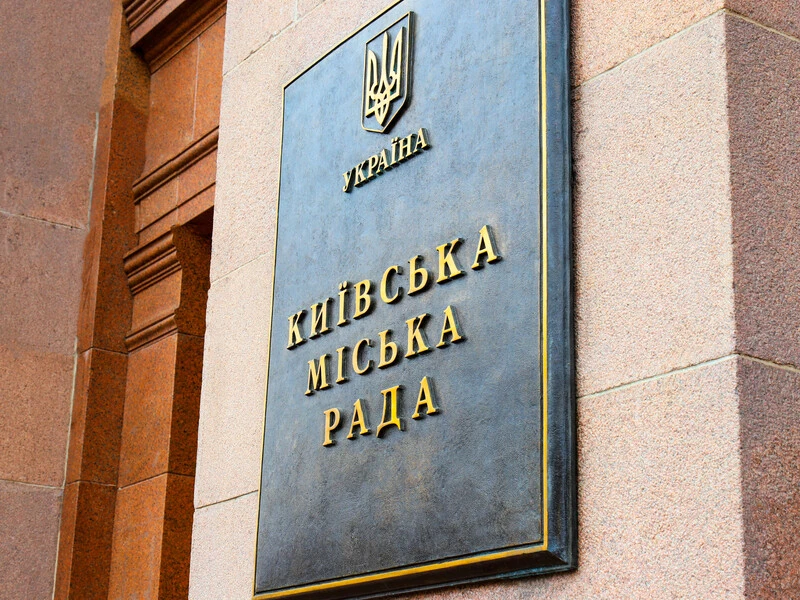 Поворозник: Військова адміністрація Києва по три тижні не підписує документи на відновлення зруйнованих будинків