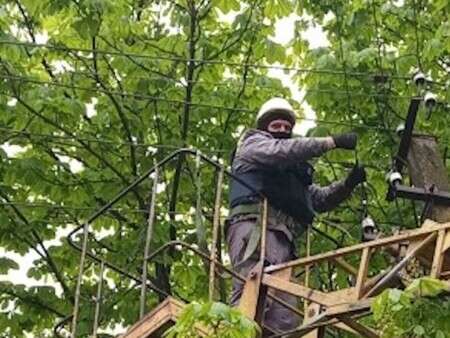 За добу ДТЕК повернув світло майже 12 тисяч родин після обстрілів