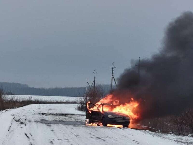 Через атаки російських дронів у Сумській області згоріло два автомобілі, троє людей поранено. Фото