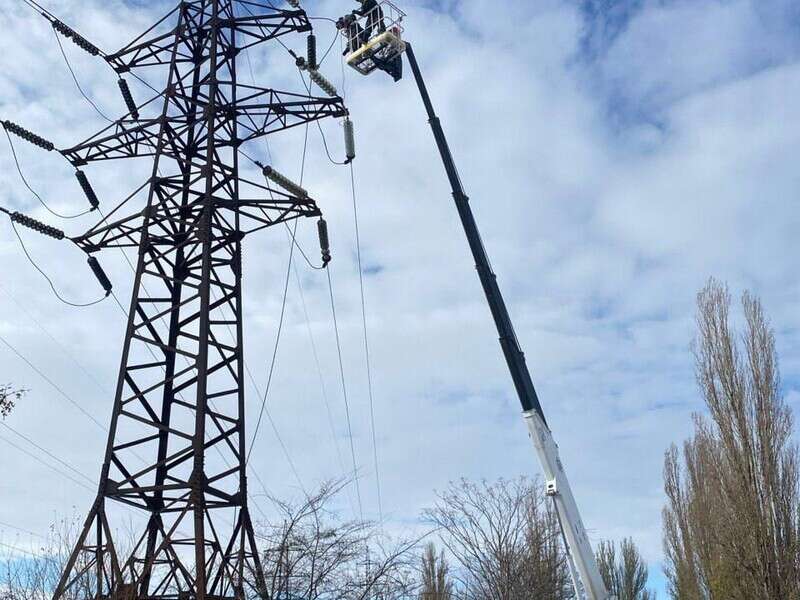 Міненерго України розповіло про ситуацію в енергосистемі. Після російських обстрілів промисловість вимикають майже в усіх регіонах