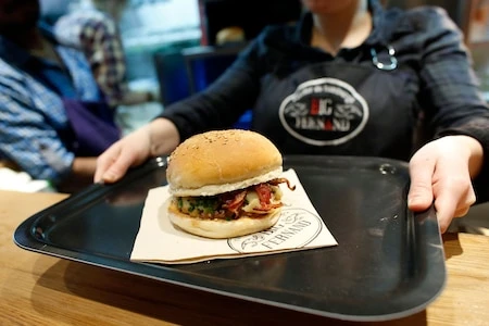 Les fast-foods bientôt taxés en France ? Pourquoi ce projet des écologistes fait débat