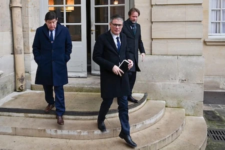 Censurer sans tarder ou patienter : la stratégie à tiroirs du PS sur le budget