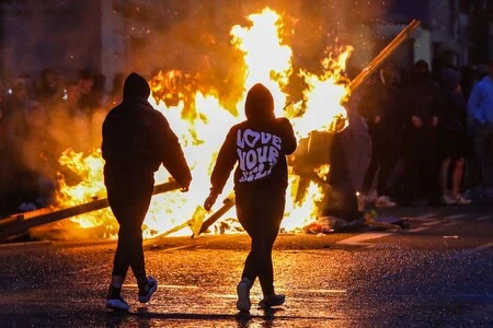 Irlande du Nord : ce que l’on sait des émeutes anti-immigrés qui secouent le pays