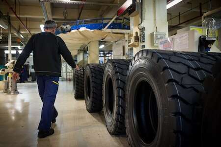 Le géant du pneu Michelin annonce la fermeture de deux usines en France, 1 200 emplois menacés