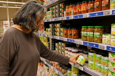 Pesticides, microplastiques, OGM... De quoi les Européens ont-ils peur dans leur assiette ?