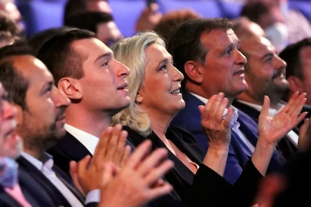 L’été où le RN est devenu fréquentable : les conseils de Nicolas Sarkozy, la conquête de postes à l’Assemblée