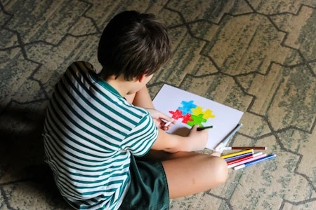 Enfants autistes : un rapport parlementaire alerte sur l’état de l’accueil en France