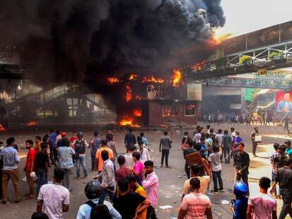 Plus de 115 morts, un couvre-feu national... Que se passe-t-il au Bangladesh ?