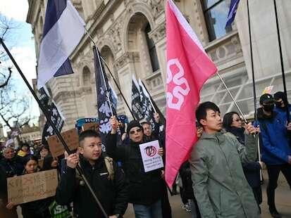 Comment les régimes autoritaires ciblent la liberté de mouvement de leurs opposants à l'étranger