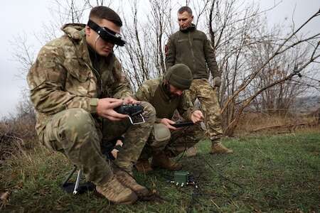 Comment contrer les drones FPV ukrainiens ? Quand les soldats russes reçoivent un guide de survie