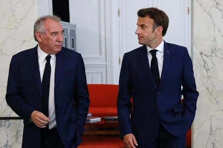 Référendum, couacs de com’ et mensonges : les vies parallèles d’Emmanuel Macron et François Bayrou