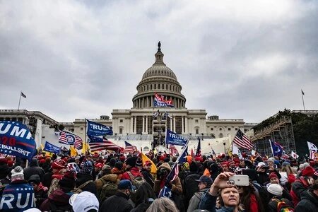 Après leur avoir offert son pardon, Donald Trump va-t-il indemniser les émeutiers du Capitole ?