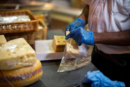 Fromages contaminés : trois questions sur la listériose, cette maladie à l'origine d'intoxications graves