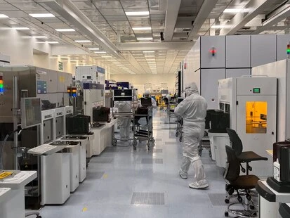 Puces électroniques, la course à l’infiniment petit : dans les coulisses d’un 
