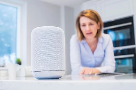 Comment l’IA révolutionne l’usage des assistants vocaux