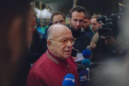 Bernard Cazeneuve : ce que cache vraiment sa fameuse veste rouge