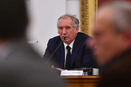 EN DIRECT. Première polémique pour François Bayrou, qui espère un gouvernement 