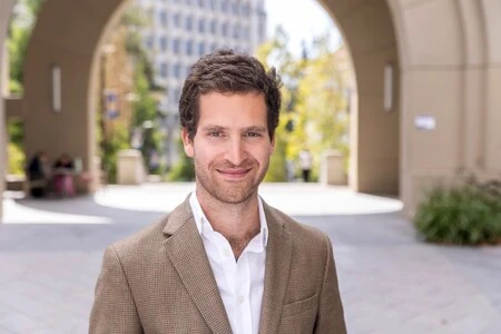 Les Français préfèrent-ils vraiment les loisirs ? L’économiste Antoine Levy bat en brèche cette idée reçue 