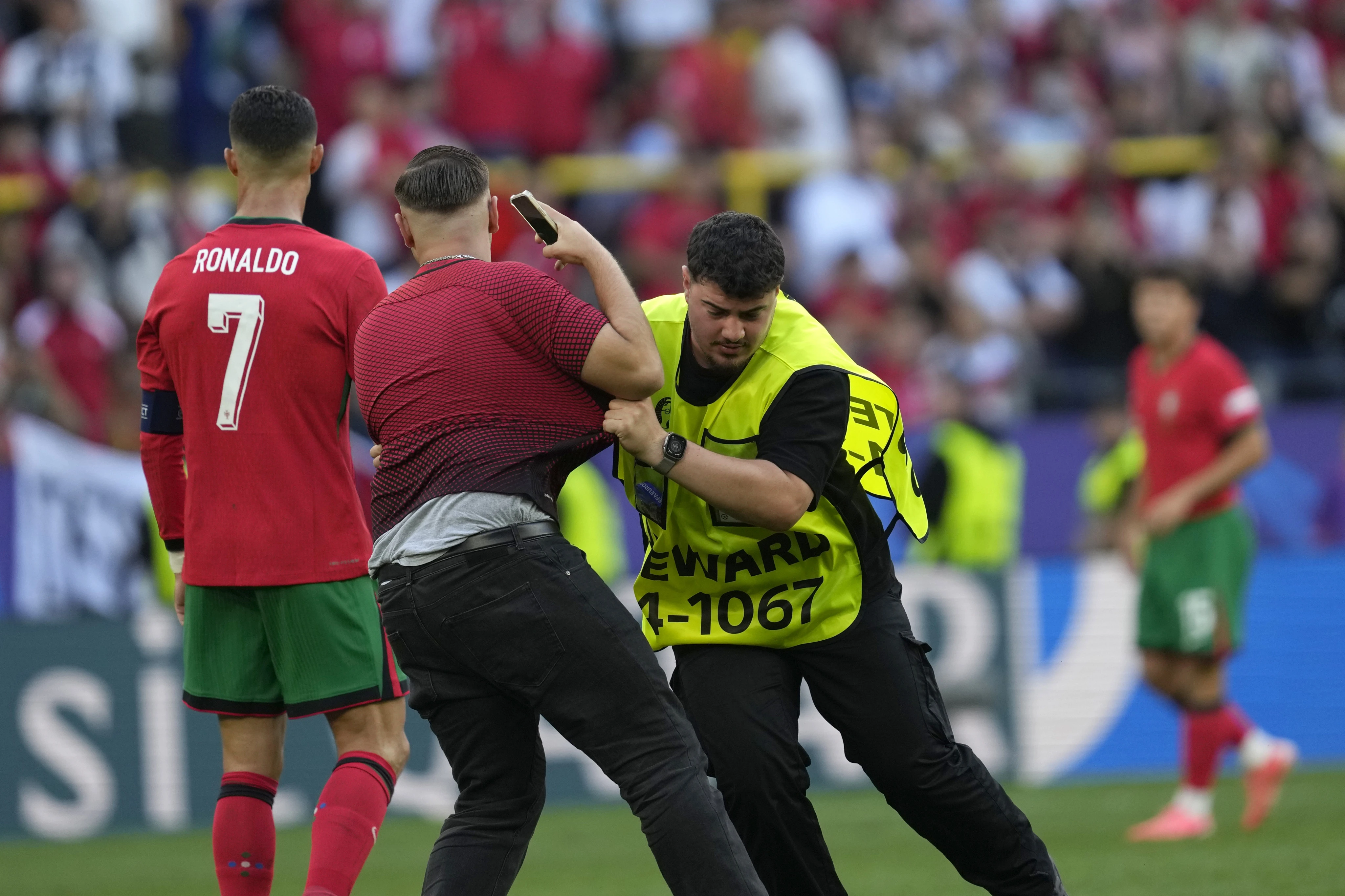 Cristiano Ronaldo ‘lucky' not to come to harm after he's confronted by selfie-seekers, coach says
