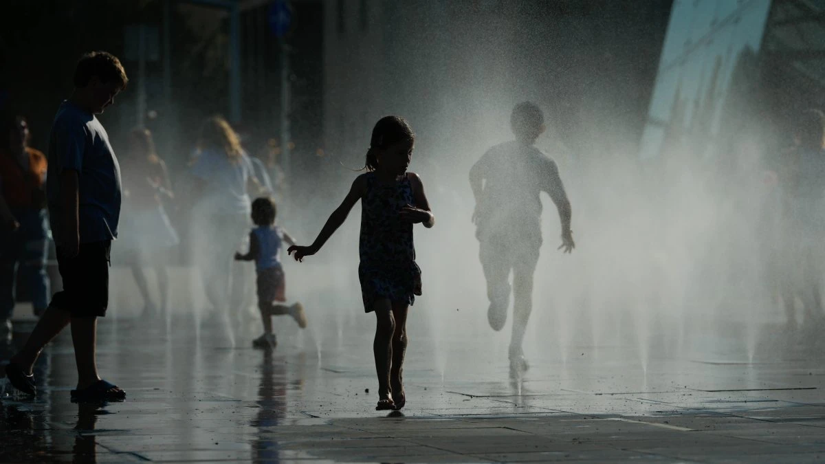 How to keep babies and young children safe when temperatures soar