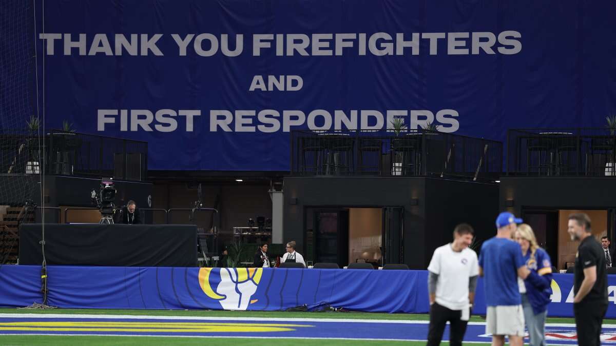 Andrew Whitworth gives speech, moment of silence held before Rams-Vikings