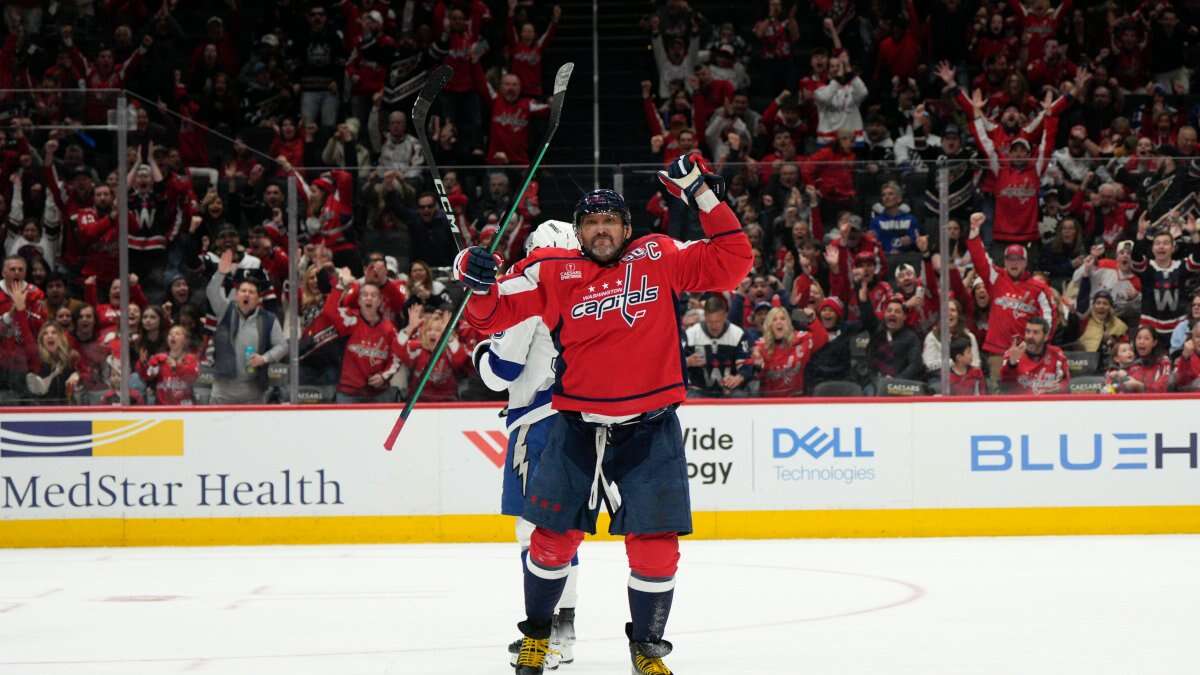 Alex Ovechkin scores 884th goal to move 10 back of tying Wayne Gretzky's NHL career record