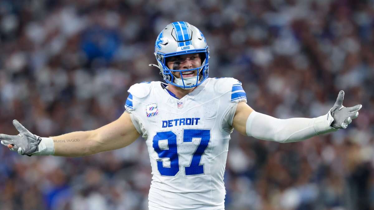 Lions' Aidan Hutchinson appears to suffer severe leg injury vs. Cowboys