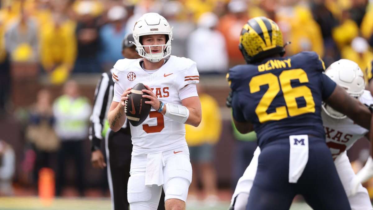 Quinn Ewers throws three touchdowns as No. 3 Texas routs No. 10 Michigan 31-12