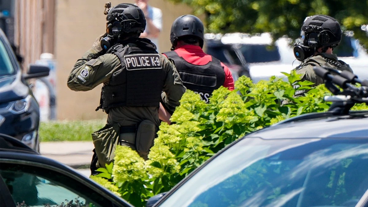 Spanish-language journalist remains in ICE custody despite being granted bond