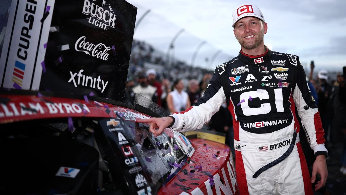 William Byron passes Ryan Blaney to win Martinsville, clinch spot in title race