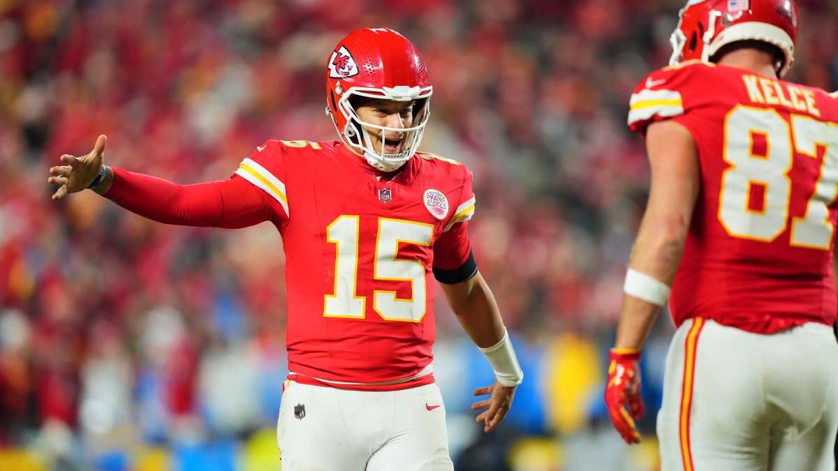 Chiefs win another nail-biter for 9th straight AFC West title, defeating Chargers 19-17