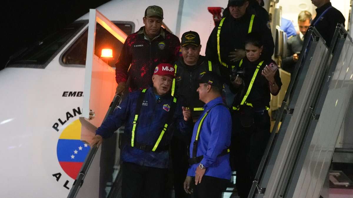 Venezuela sends 2 planes to US to return migrants, signaling a potential improvement in relations