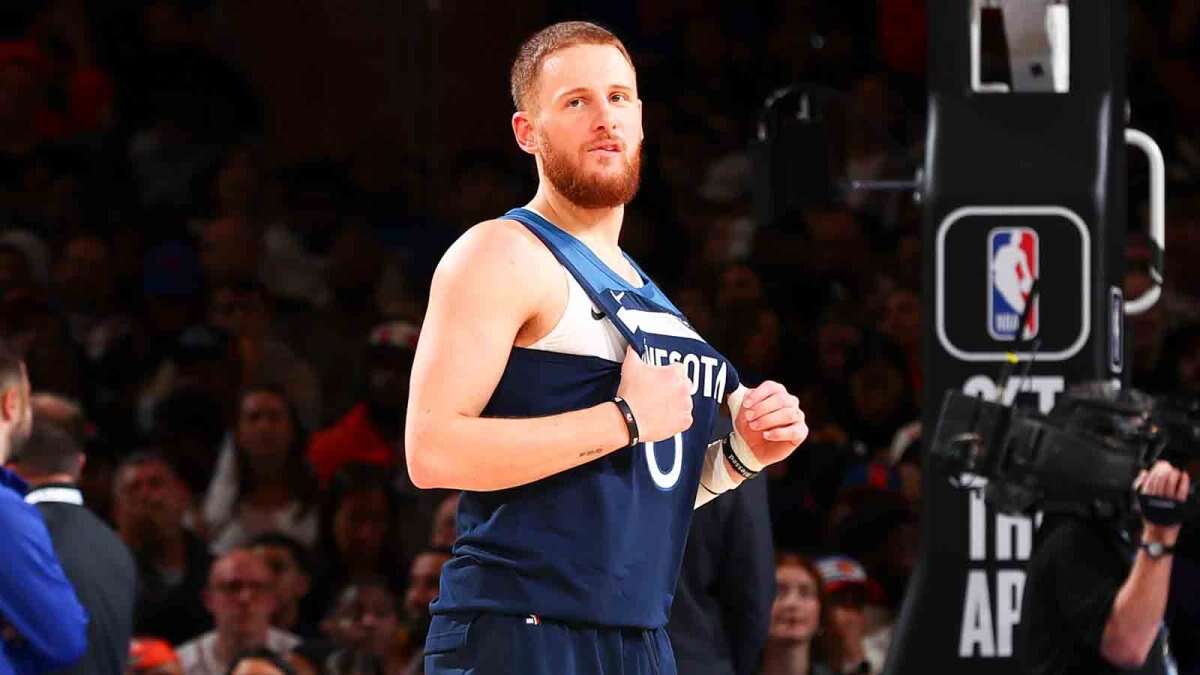 Donte DiVincenzo appears to talk trash with Knicks coaches in MSG return