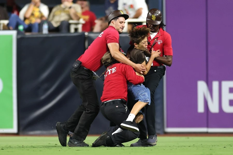 Crowd boos Padres security for tackling young fan who ran onto field during game
