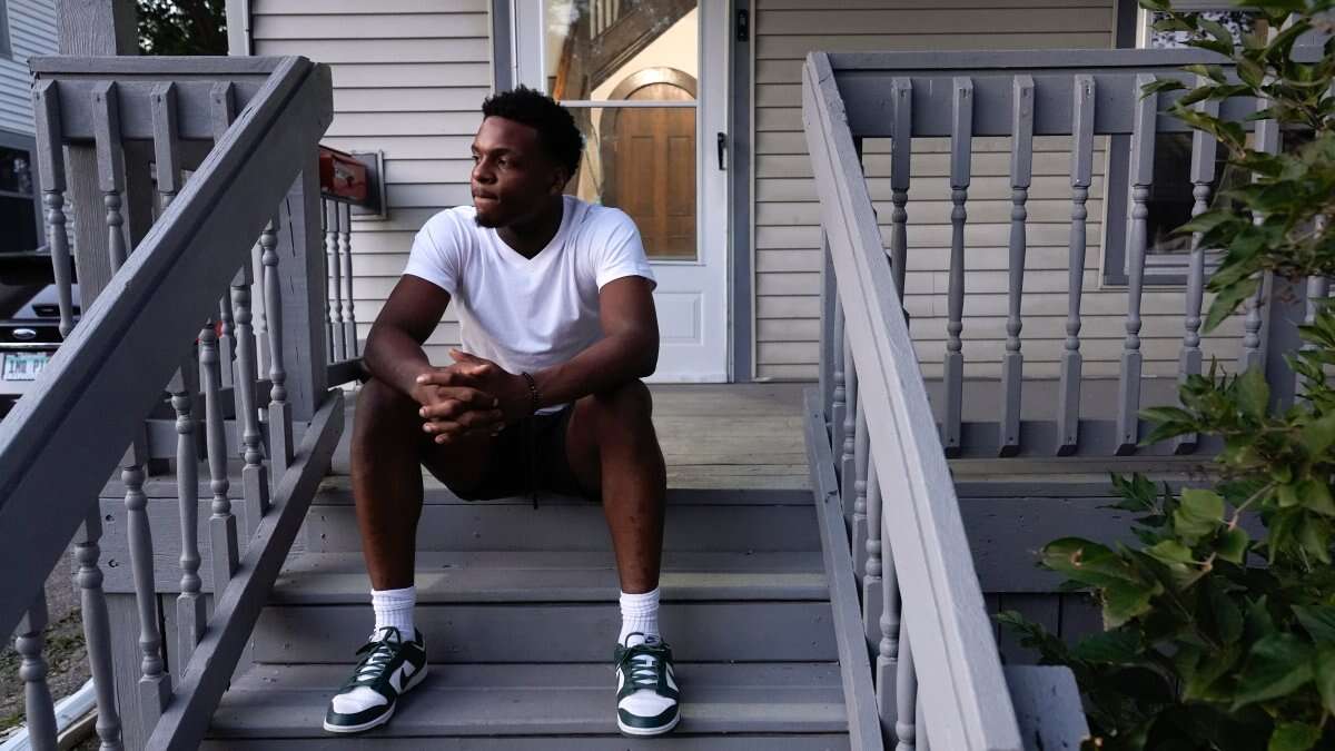 Michigan State football player Armorion Smith raising 5 siblings after mother's death