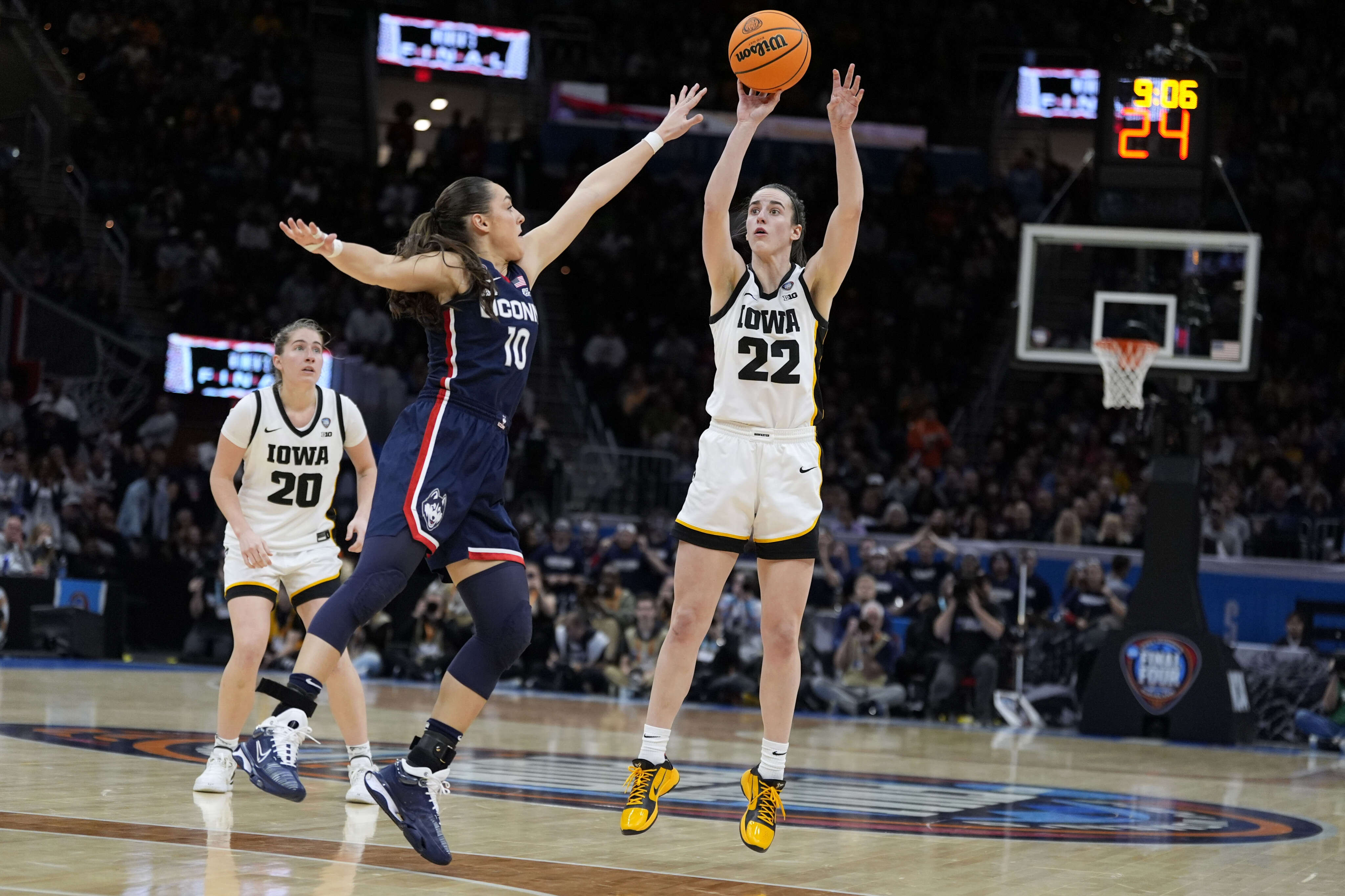 Caitlin Clark mania reaches WNBA before draft, 2024 season