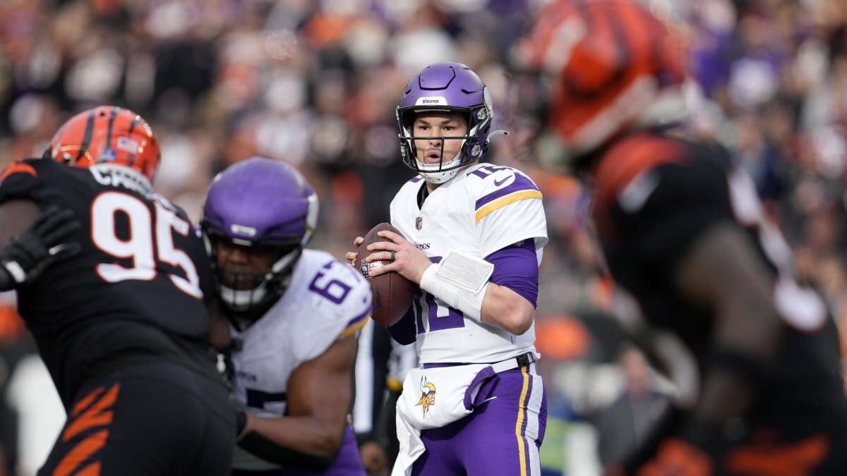 Vikings' Nick Mullens throws baffling interception vs. Bengals