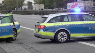 Mann soll aus fahrendem Lastwagen auf Autobahn gestürzt sein