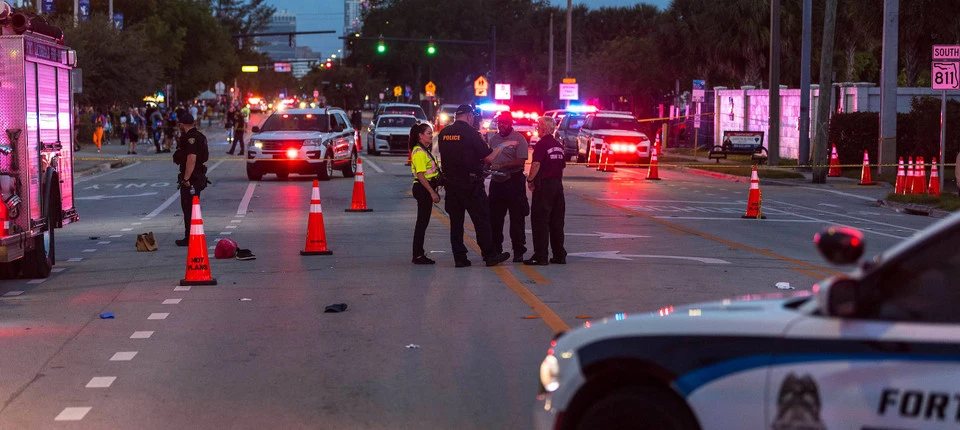 Kleintransporter fährt Teilnehmer von LGBT-Parade in Florida um