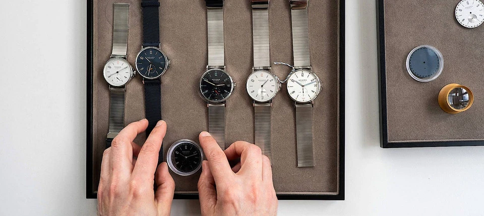 Er schaut auf die Uhr