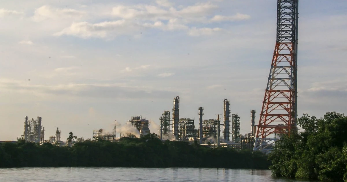 Pemex no logra metas de Sheinbaum: Producción de ‘oro negro’ cae 8.8% en abril; van 2 años a la baja