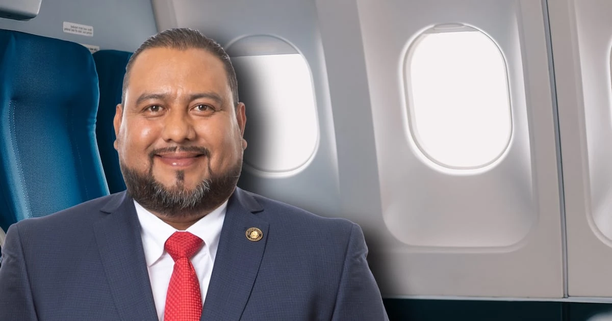 Balconean a diputado por votar en línea mientras abordaba un avión: ‘¿Van a Tokio?’