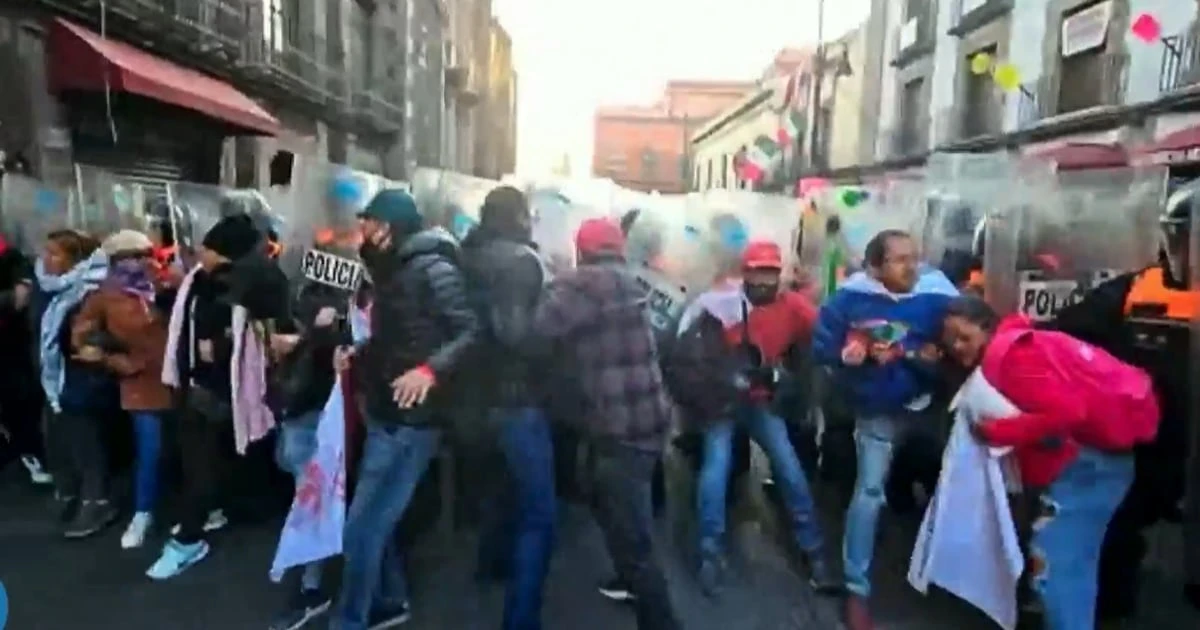 CNTE ‘cerca’ Palacio Nacional: Maestros se enfrentan con policías tras intentar derribar vallas