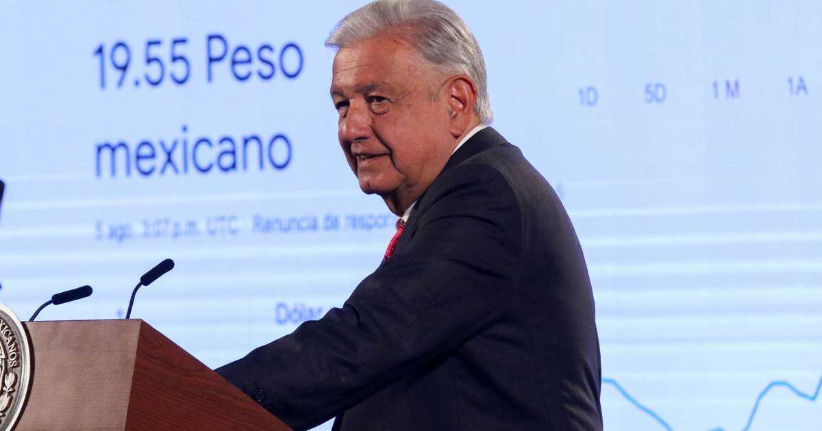 AMLO hace un ‘Andrea Legarreta’ y explica por qué el repunte del dólar no nos afecta