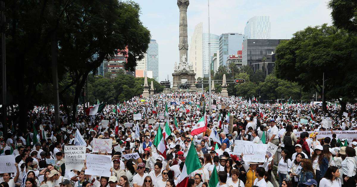 ‘Exámenes sí, tómbola no’: Estudiantes de Derecho marchan contra reforma judicial de AMLO