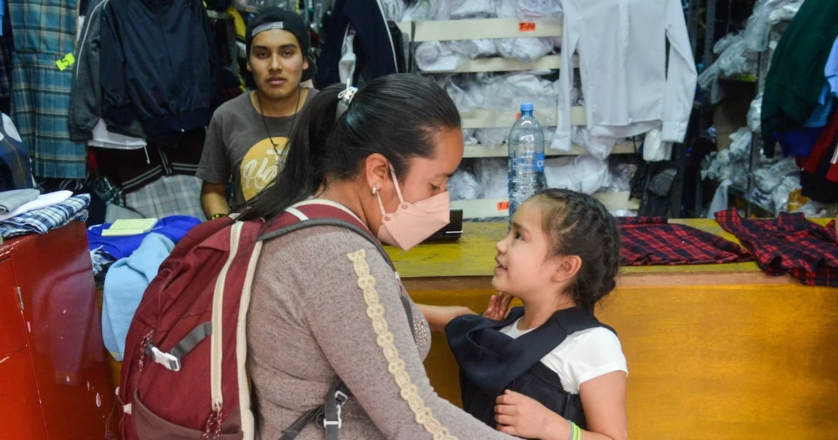 Regreso a clases 2025 encarecerá 12.6% más: ¿Cuánto cuesta vestir a cada estudiante?
